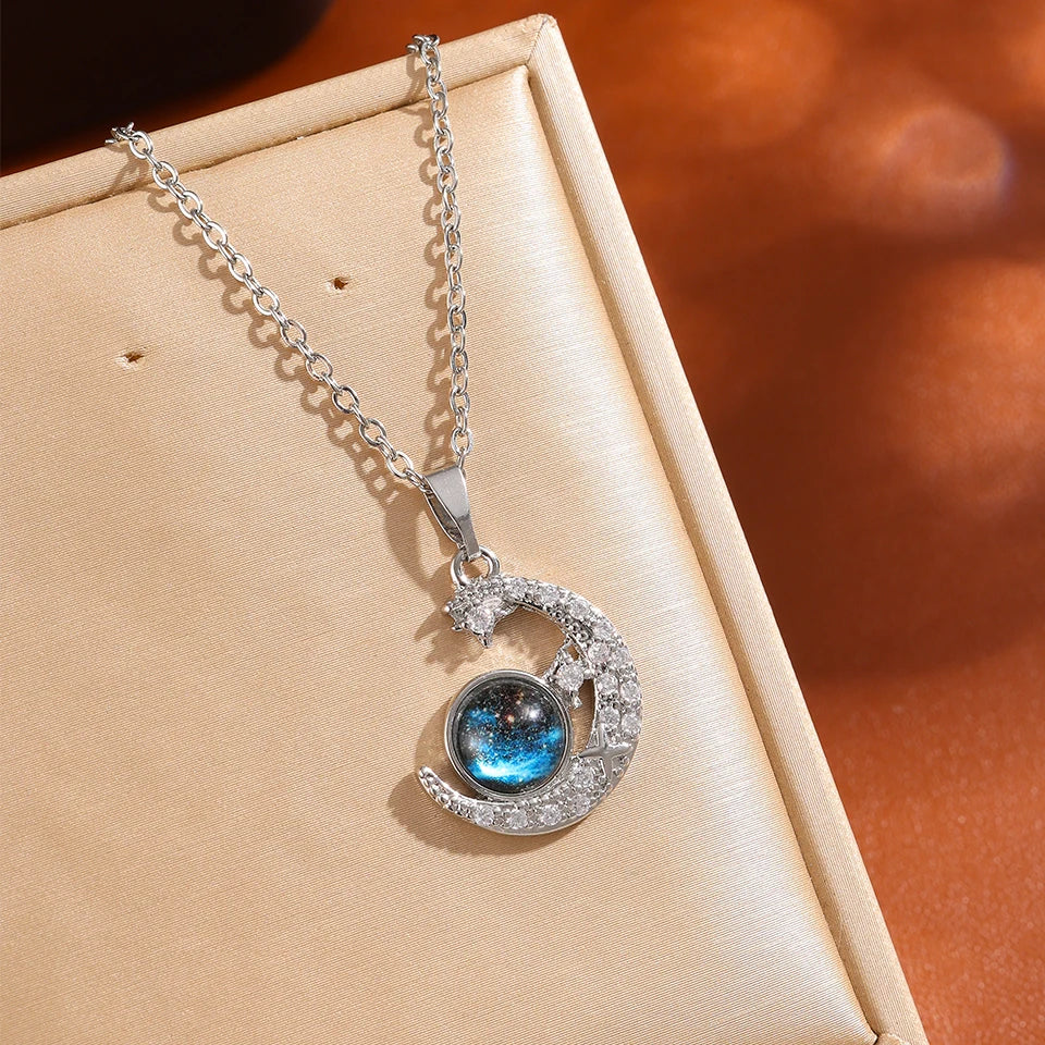 Colar de luxo leve em aço titânio da série Star, cor dourada, com pingente