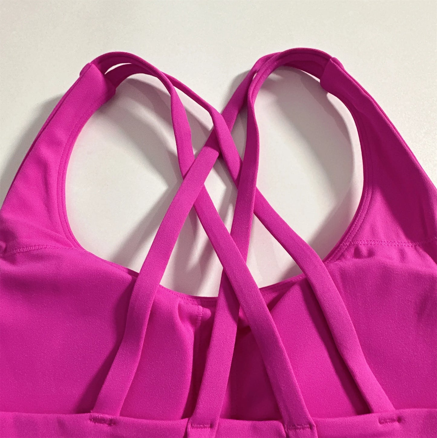 Top esportivo Feminino de Cor Sólida com Costas Cruzadas Macias