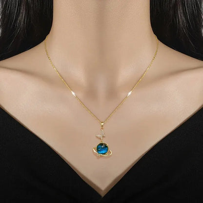 Colar de luxo leve em aço titânio da série Star, cor dourada, com pingente