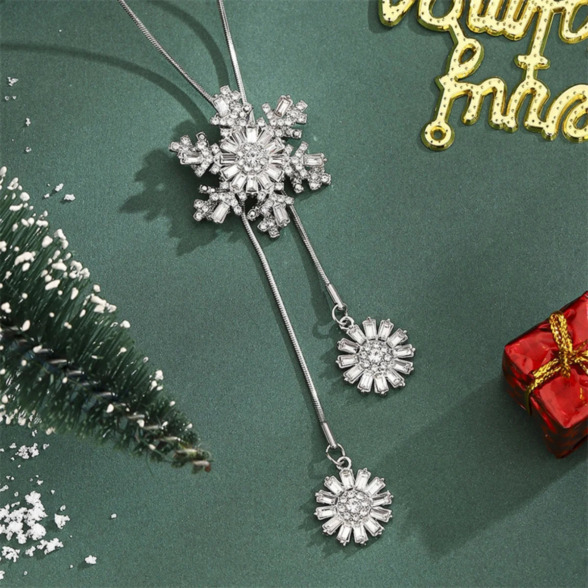 Colar de Natal Giratório com Strass e Floco de Neve Ajustável