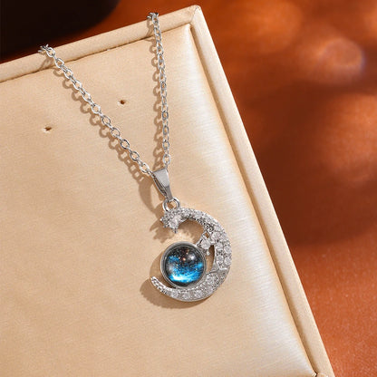 Colar de luxo leve em aço titânio da série Star, cor dourada, com pingente