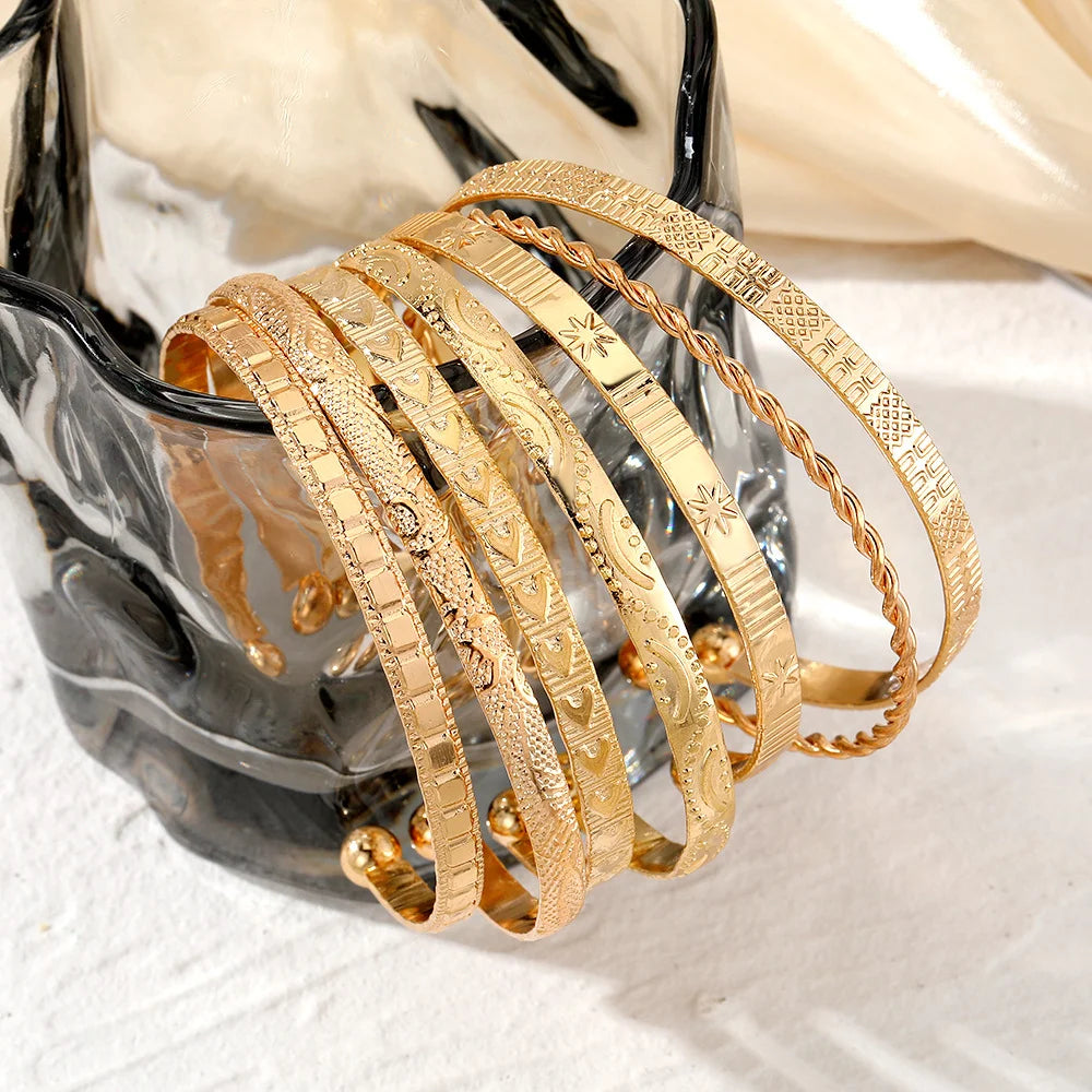 Conjunto com 7 Pulseiras Douradas Design Metal Aberto