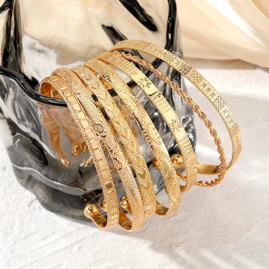 Conjunto com 7 Pulseiras Douradas Design Metal Aberto